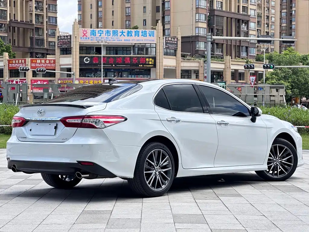 Toyota Camry 2023 — фото 5