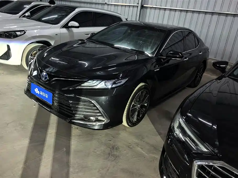 Toyota Camry 2023 — фото 1