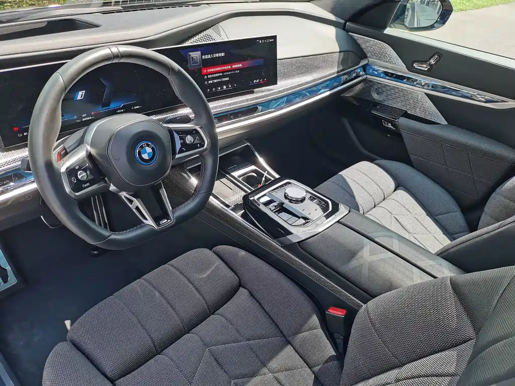BMW i7 M70L 2024 — фото 10