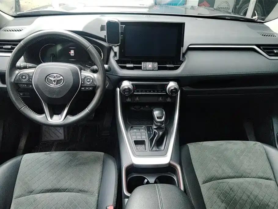 Toyota RAV4 2022 — фото 11