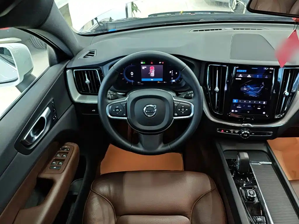 Volvo XC60 2023 — фото 11