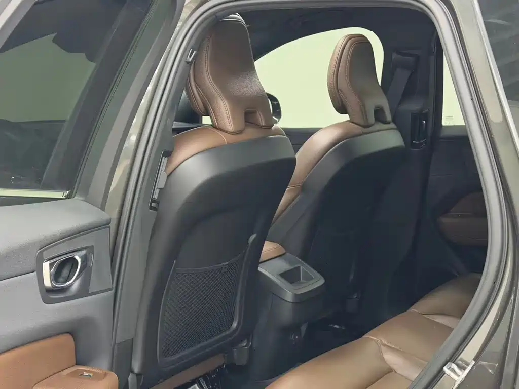 Volvo XC60 2021 — фото 12