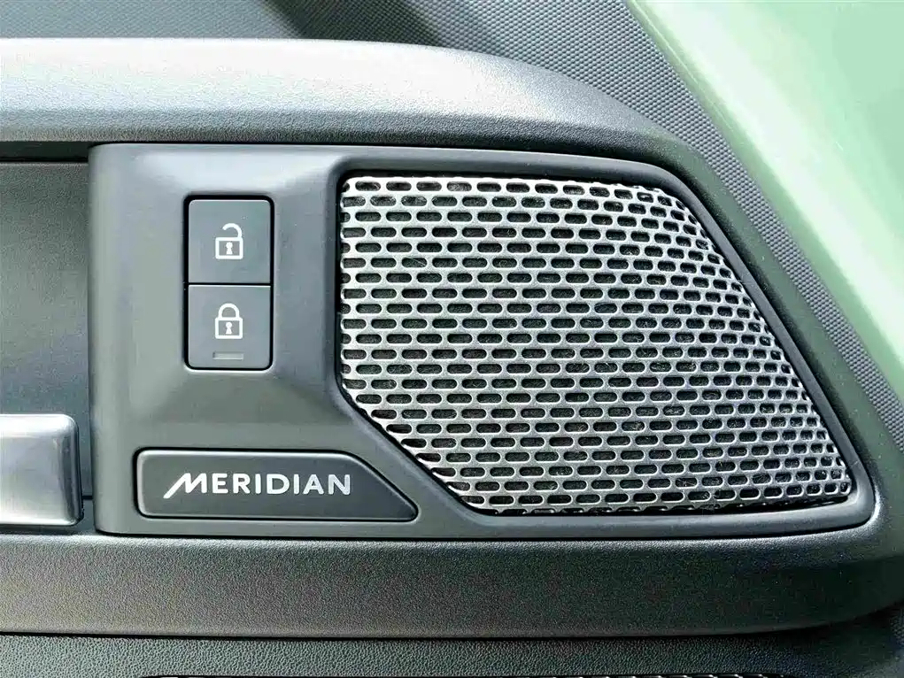 Land Rover Defender 2023 — фото 16