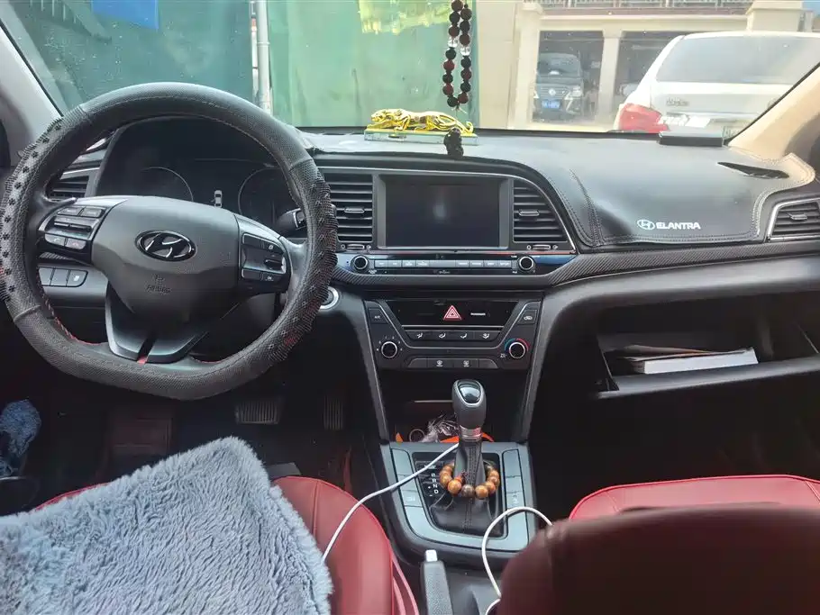 Hyundai Elantra 2018 — фото 12