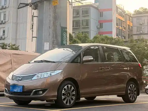 BYD M6 2015
