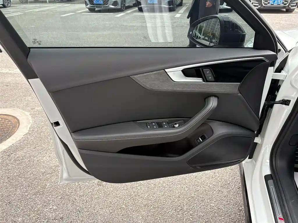 Audi A4L 2023 — фото 12