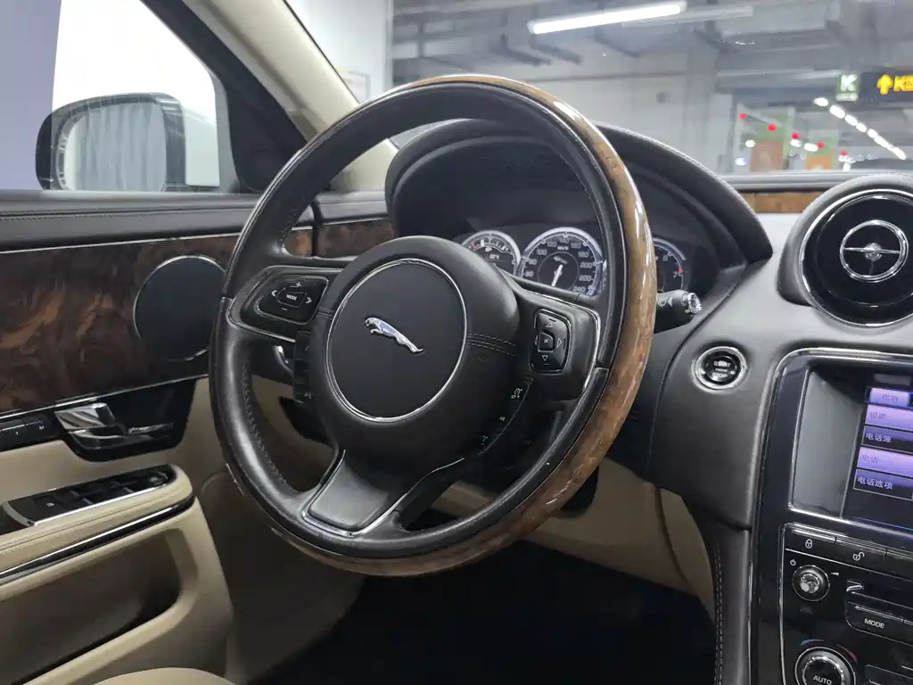 Jaguar XJ 2012 — фото 9