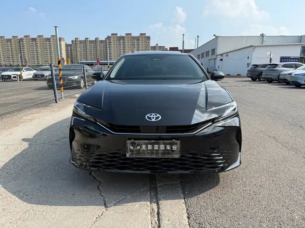 Toyota Camry 2025 — фото 2