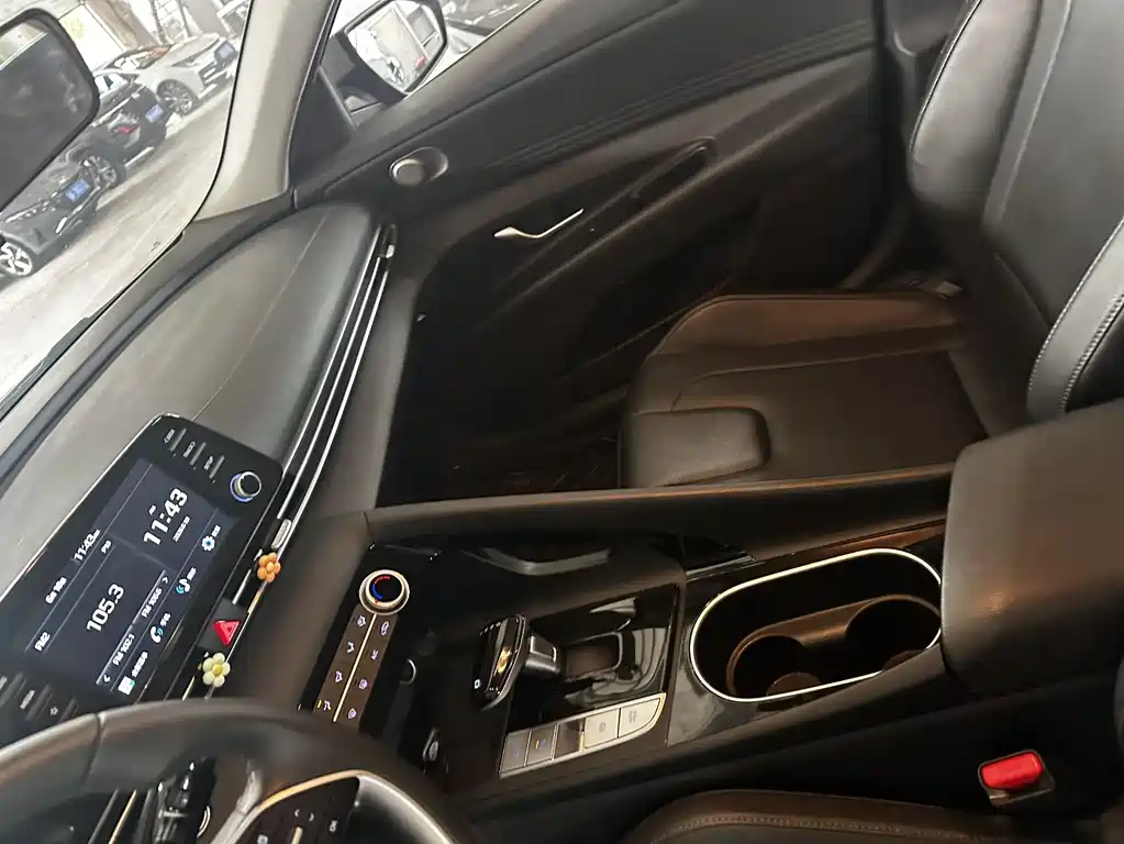 Hyundai Elantra 2023 — фото 14