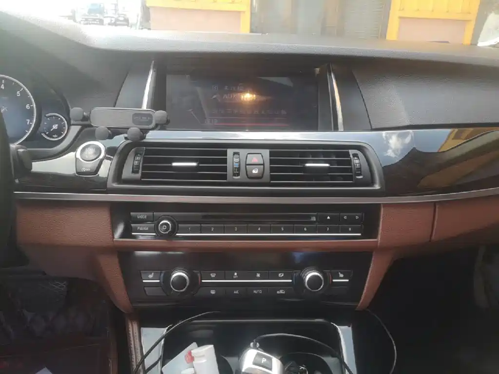 BMW 5 Series 2015 — фото 13
