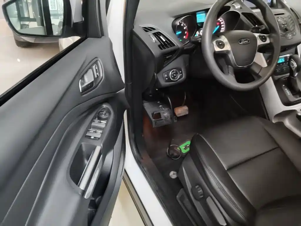 Ford Kuga 2015 — фото 16