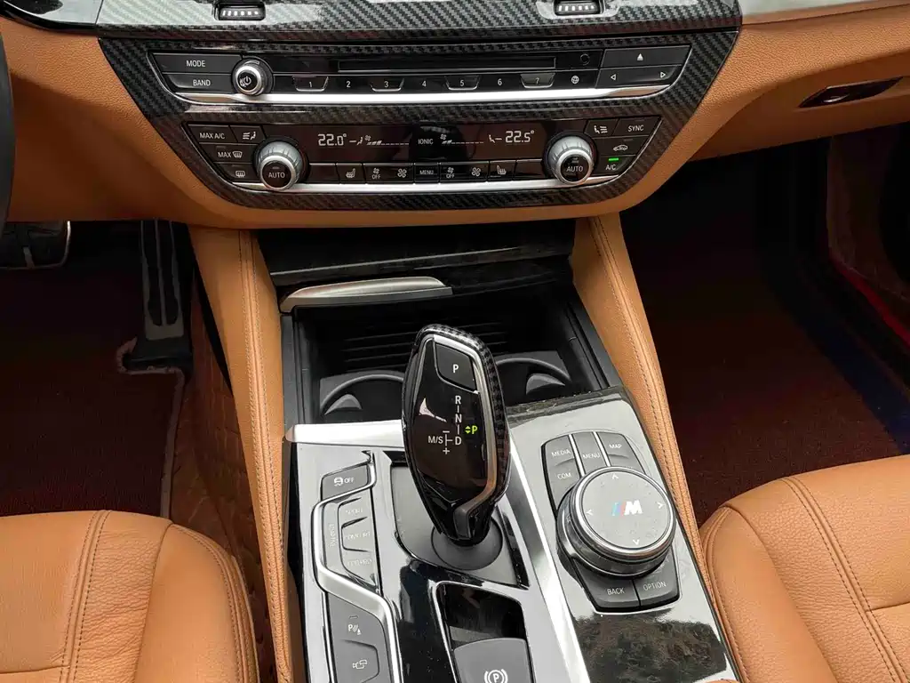 BMW 5 Series 2017 — фото 11