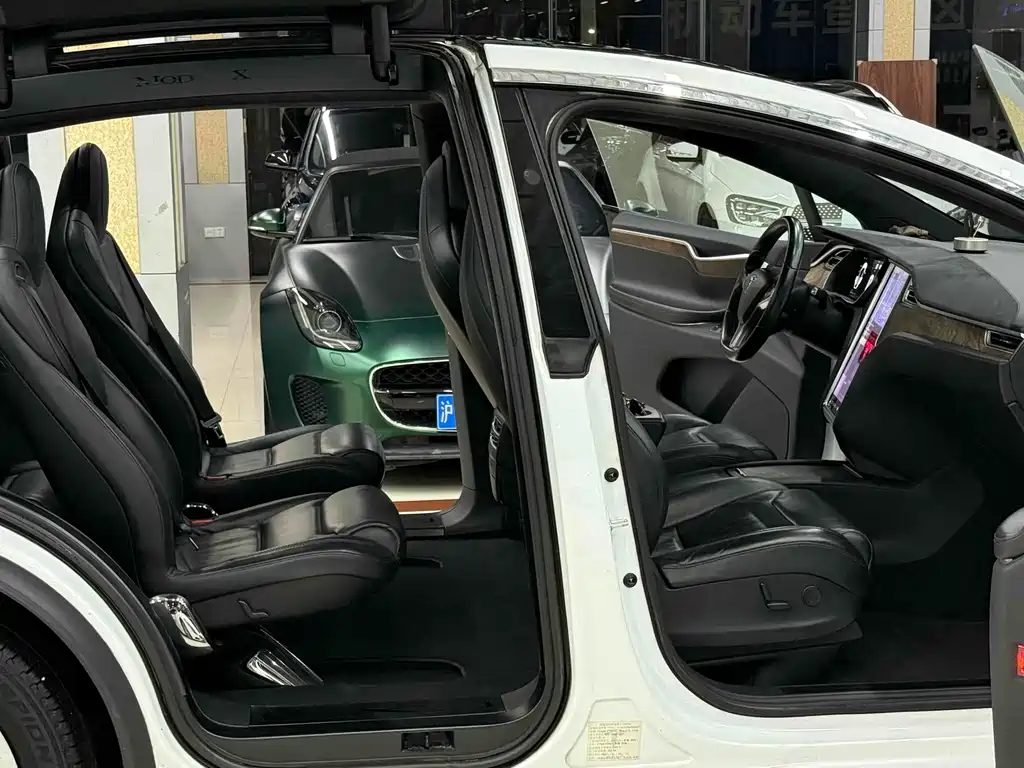 Tesla Model X 2017 — фото 14