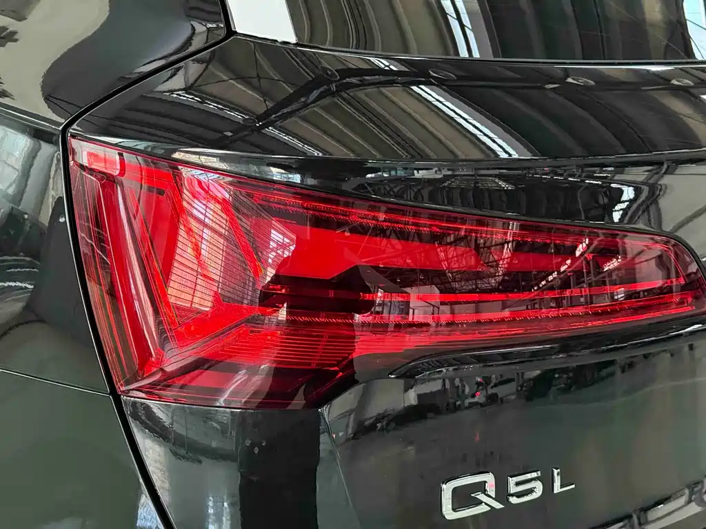 Audi Q5L — фото 11