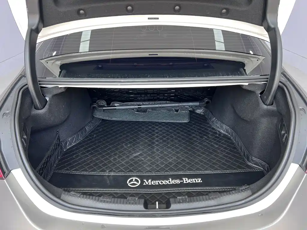 Mercedes-Benz C-Class 2024 — фото 16