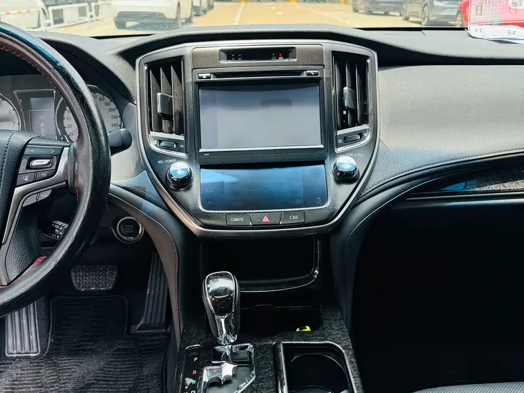Toyota Crown 2018 — фото 10