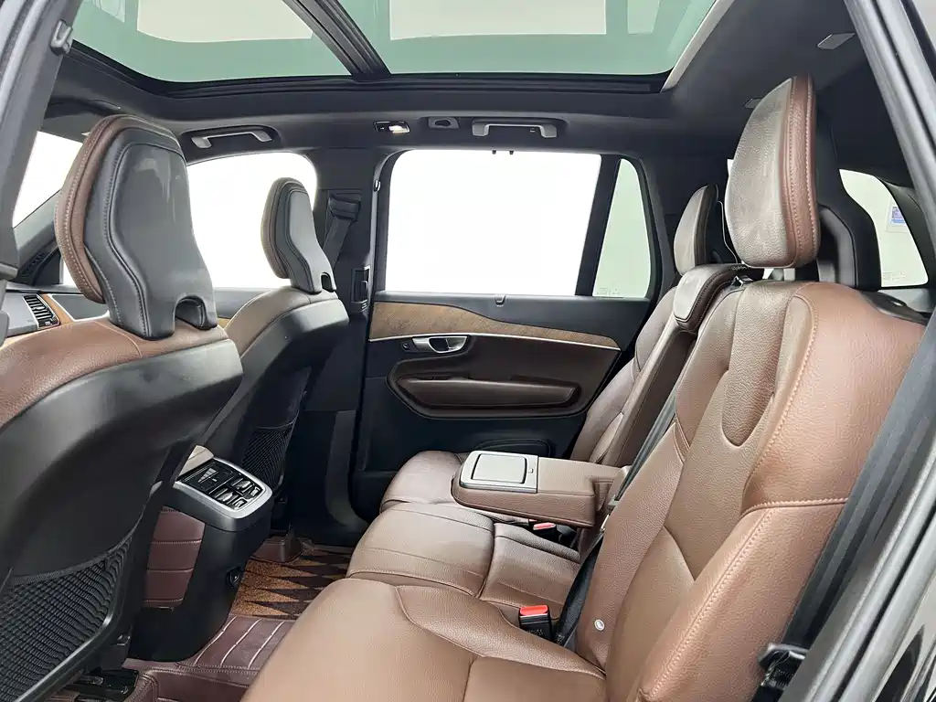 Volvo XC90 2023 — фото 17