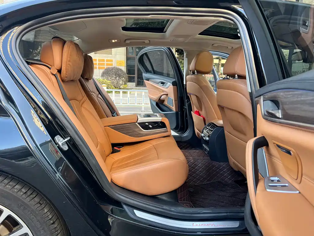 BMW 5 Series 2018 — фото 14