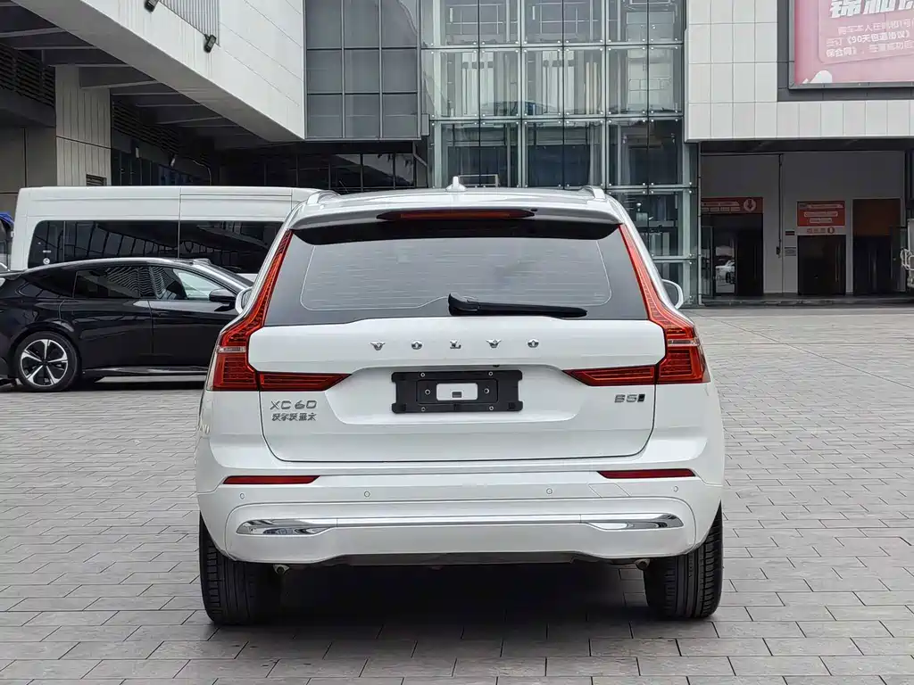 Volvo XC60 2022 — фото 15