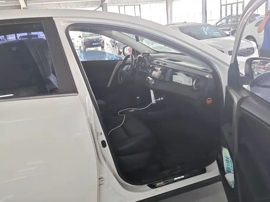 Toyota RAV4 2015 — фото 8