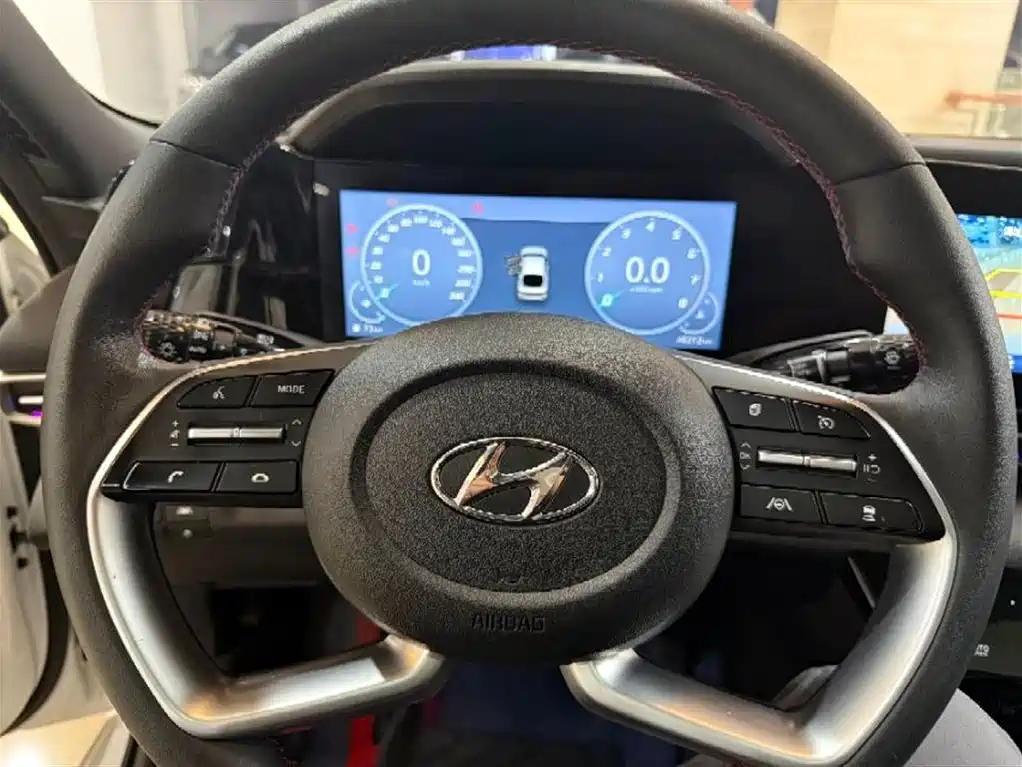 Hyundai Elantra 2023 — фото 12