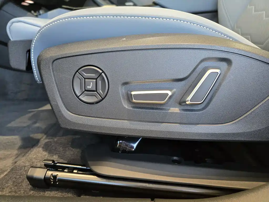 Audi A6L e-tron — фото 14