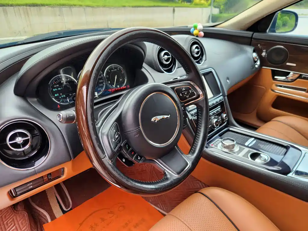 Jaguar XJ 2015 — фото 11