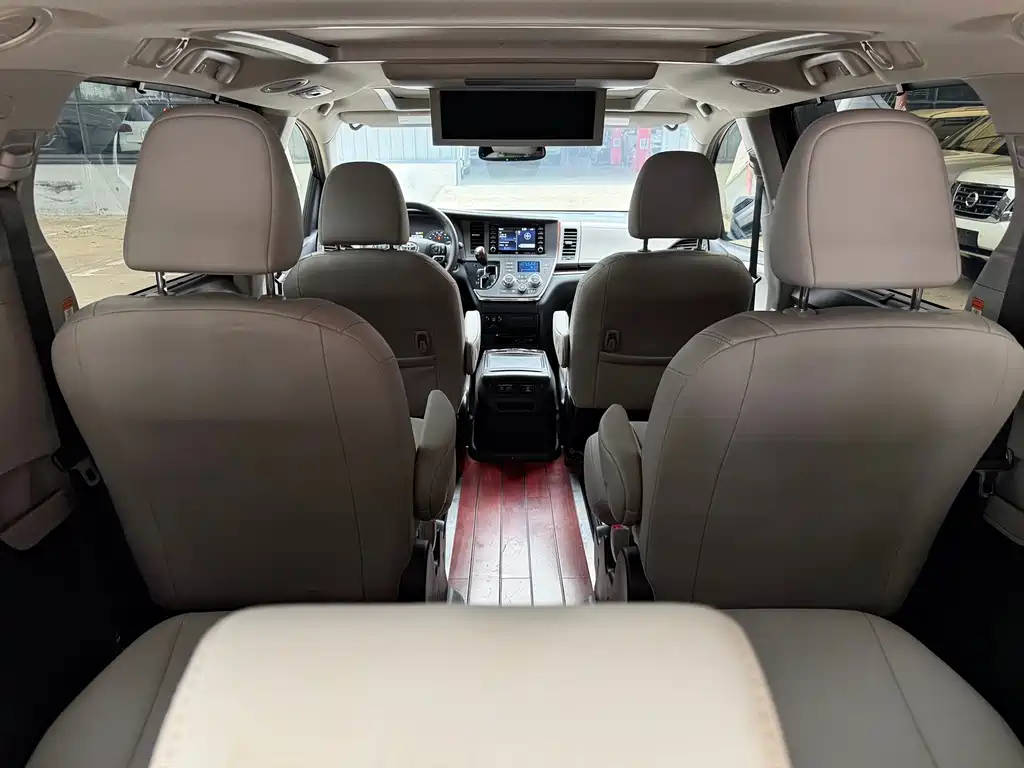 Toyota Sienna 2018 — фото 19