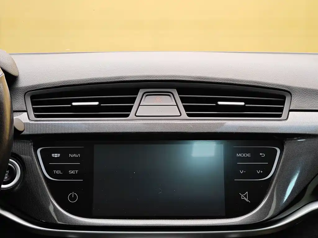 Geely Emgrand 2017 — фото 15