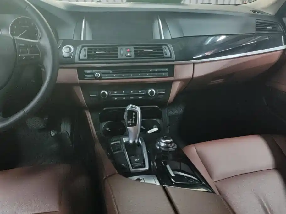 BMW 5 Series 2016 — фото 16