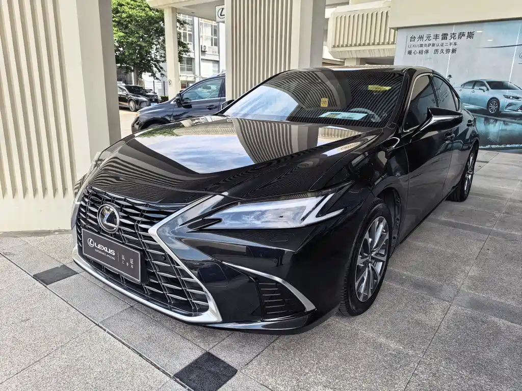 Lexus ES 2025