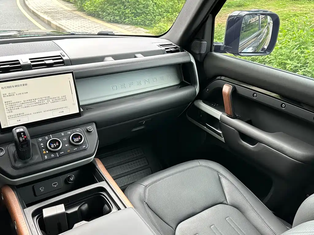 Land Rover Defender 2022 — фото 15