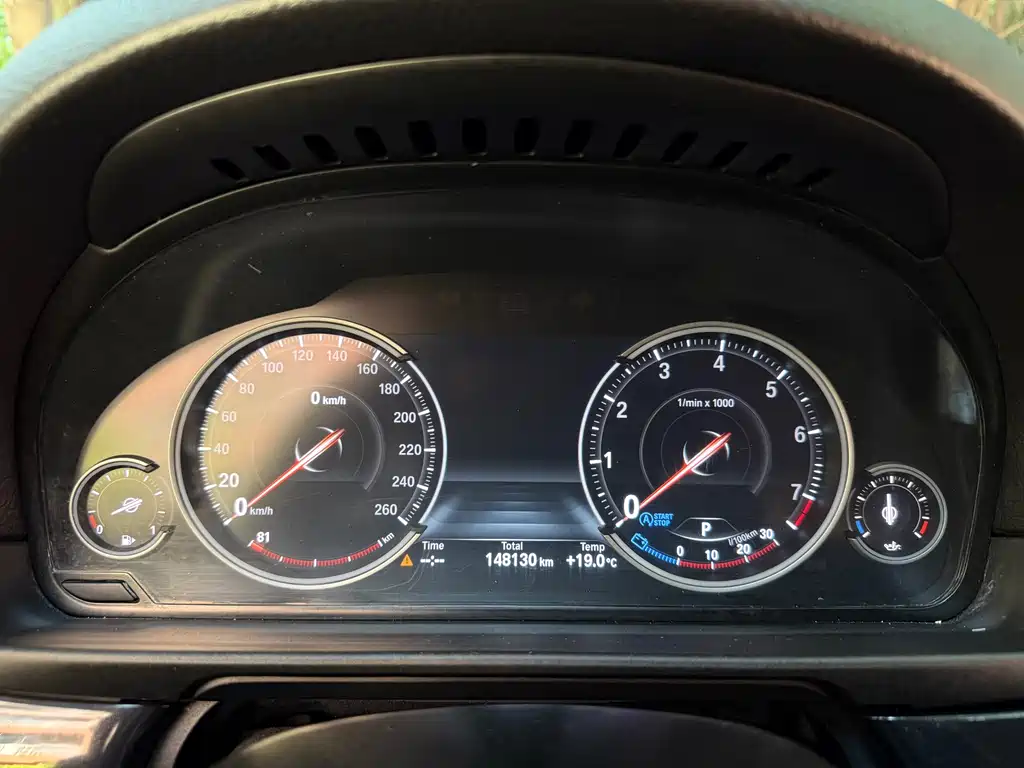 BMW 5 Series 2015 — фото 18