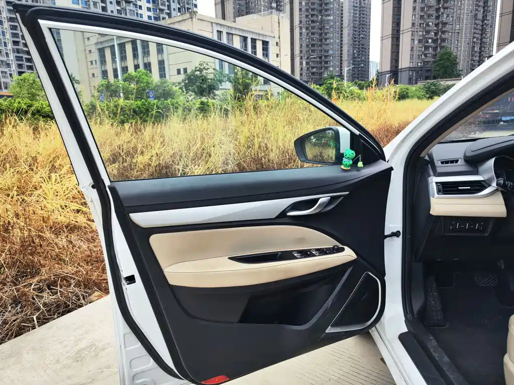 Geely Emgrand 2018 — фото 12