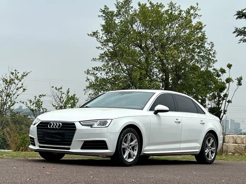 Audi A4L 2017 — фото 1
