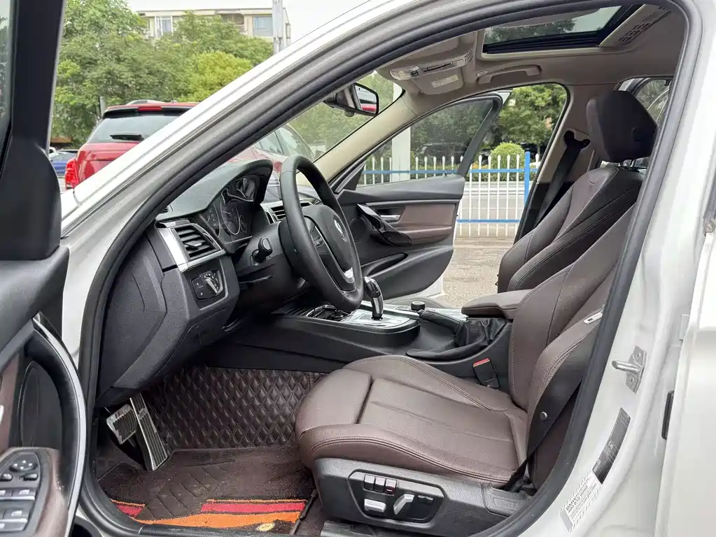 BMW 3 Series 2018 — фото 10