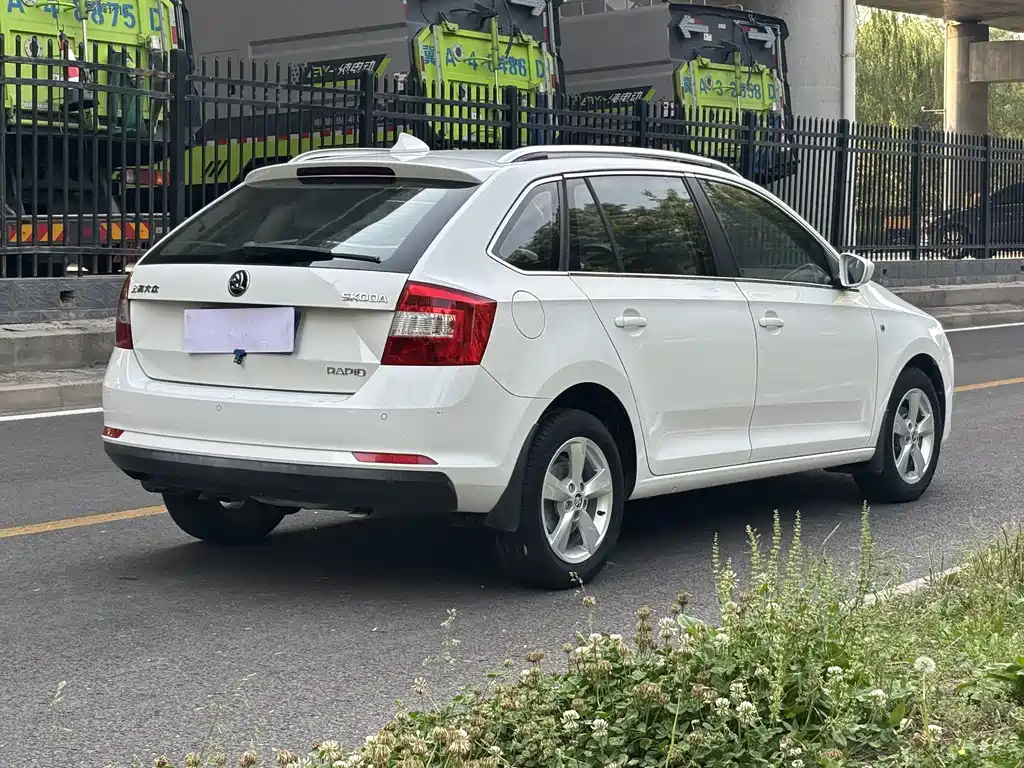 Skoda Rapid Spaceback 2015 — фото 6