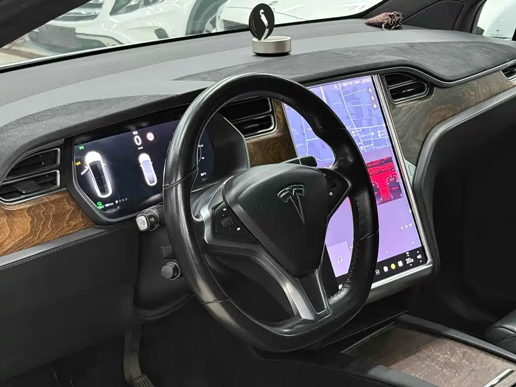 Tesla Model X 2017 — фото 10