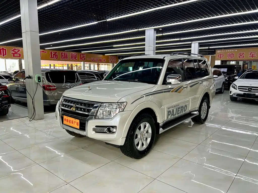 Mitsubishi Pajero 2020