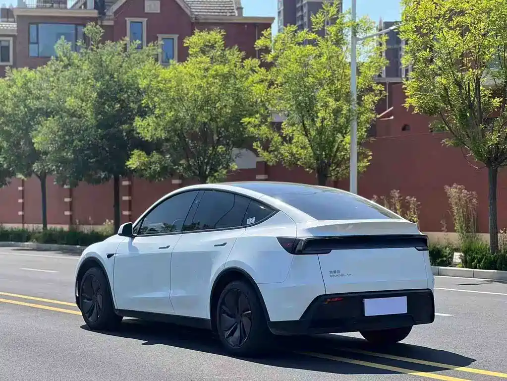 Tesla Model Y 2025 — фото 7
