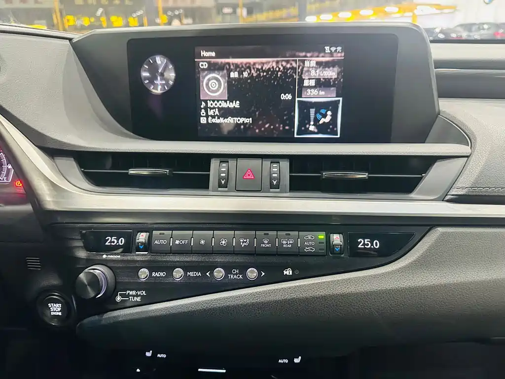 Lexus ES 2018 — фото 13