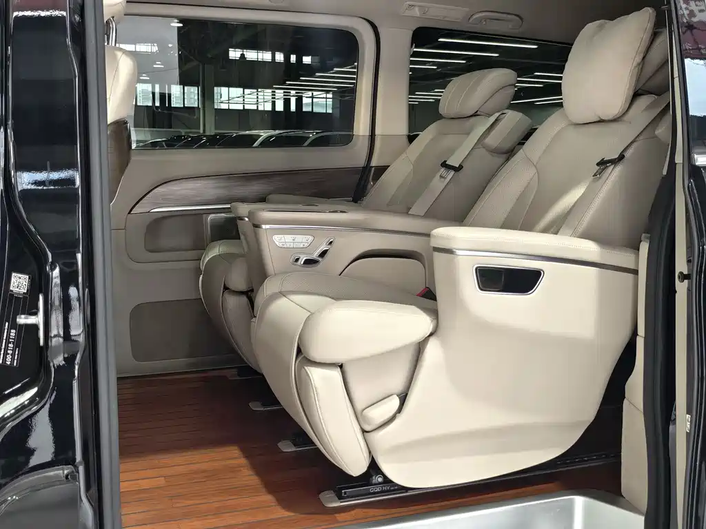 Mercedes-Benz V-Class 2023 — фото 11