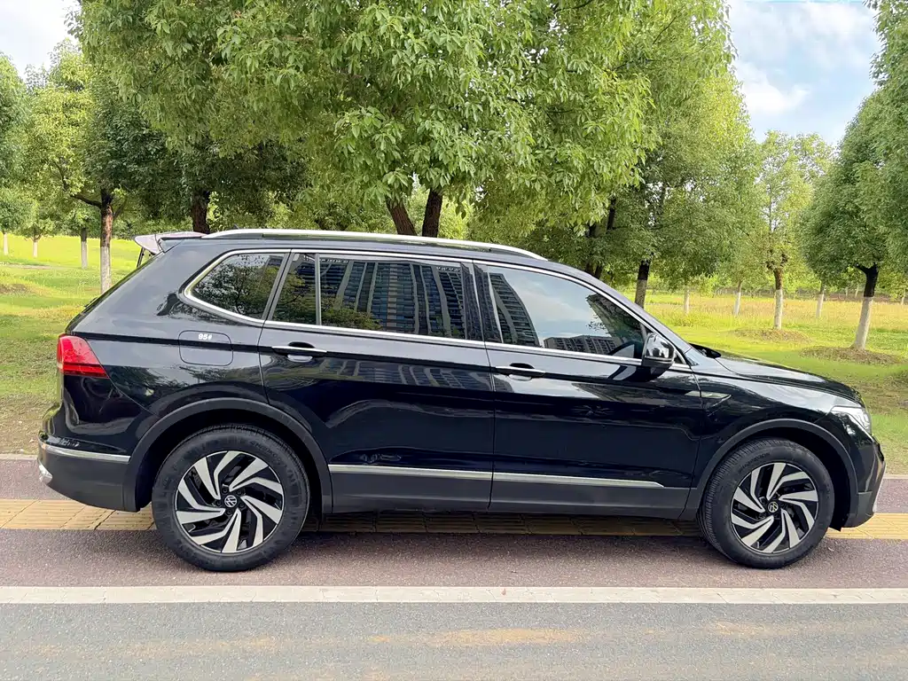 Volkswagen Tiguan L 2023 — фото 5