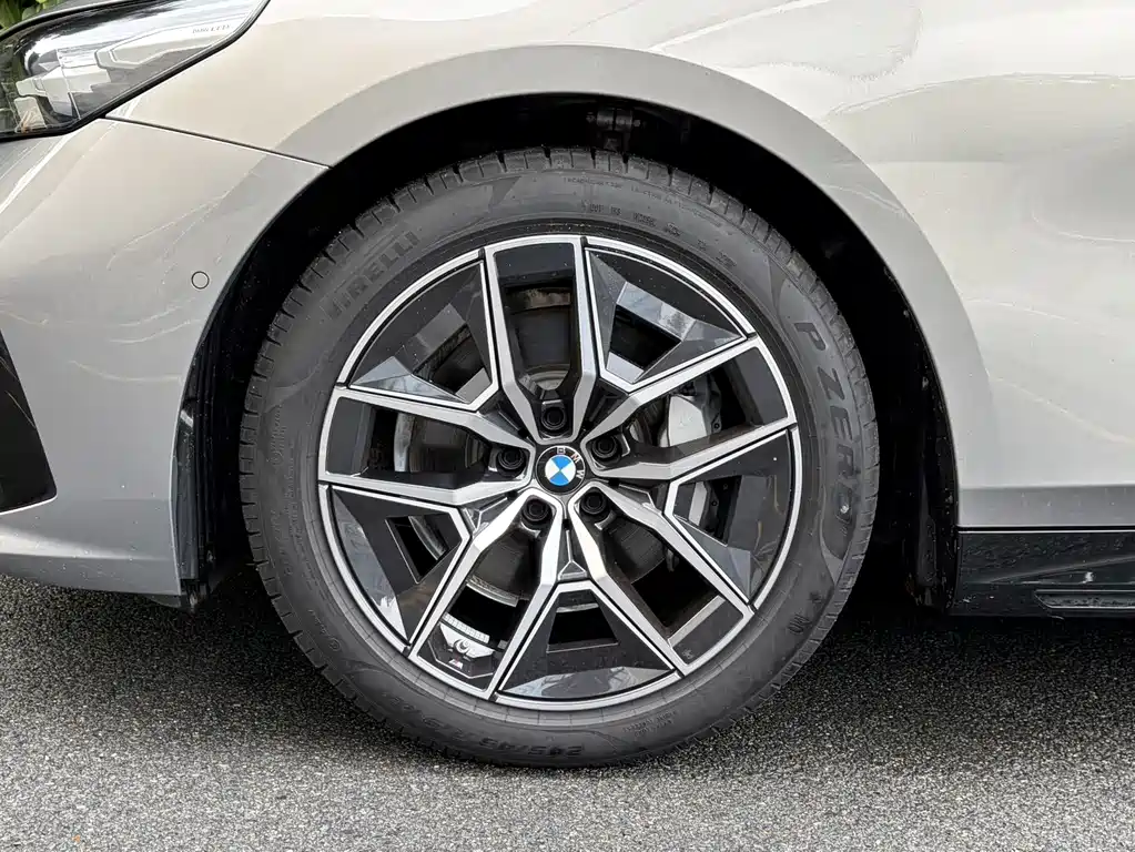 BMW 5 Series 2025 — фото 7