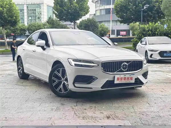 Volvo S60 2025