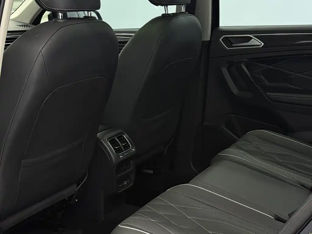 Volkswagen Tiguan L 2023 — фото 14