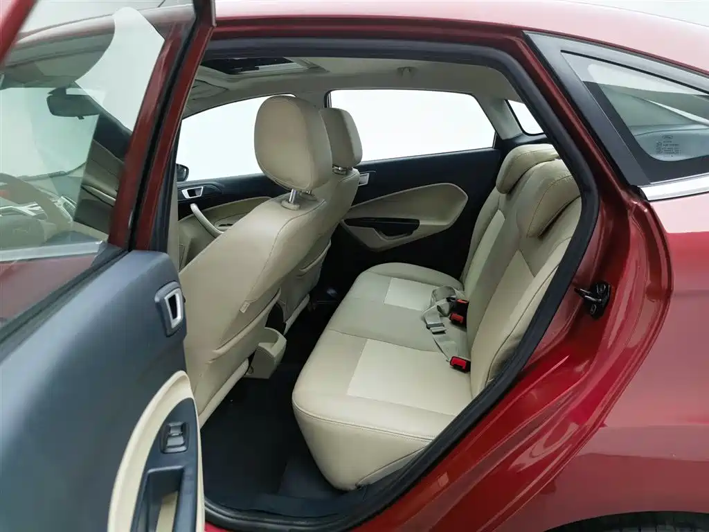 Ford Fiesta 2010 — фото 15