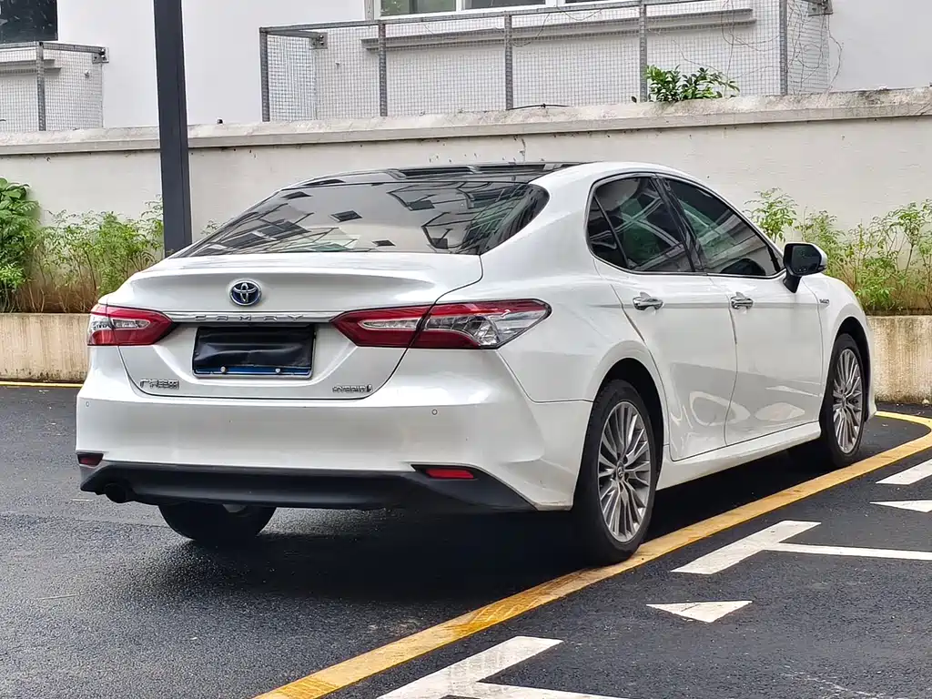 Toyota Camry 2019 — фото 15