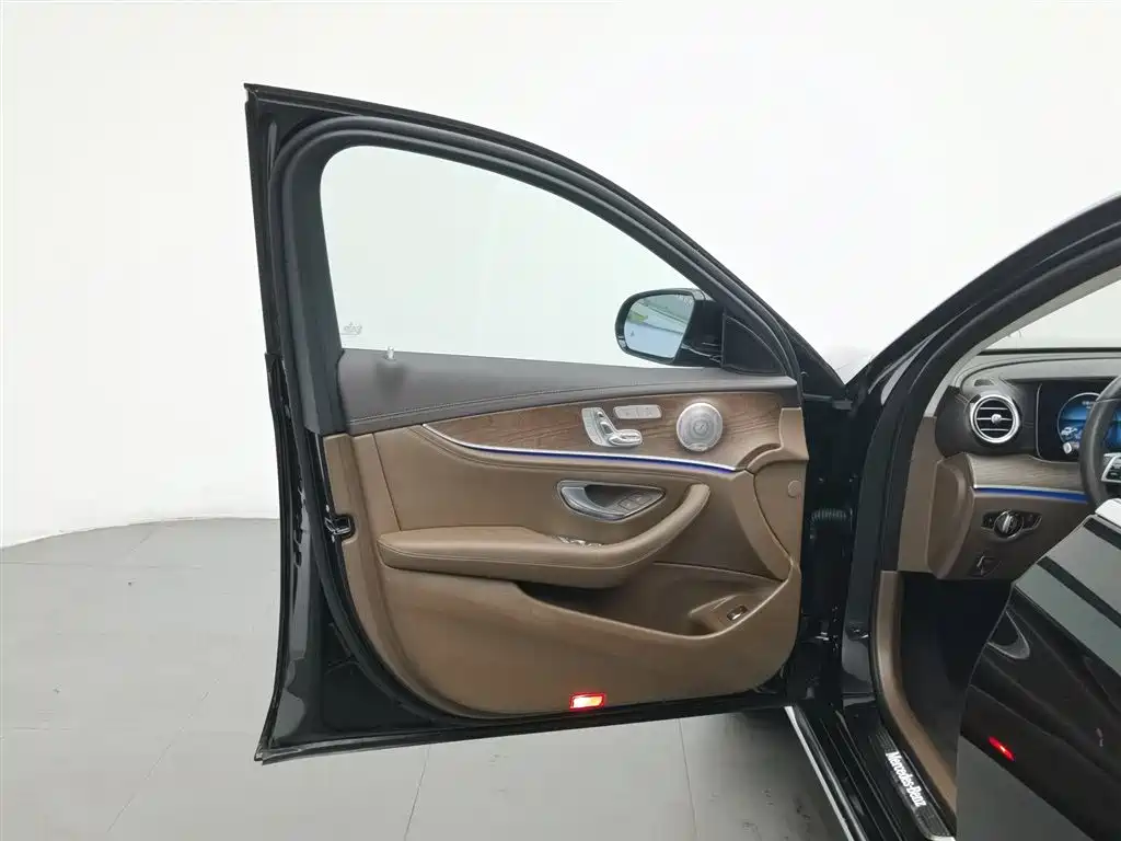 Mercedes-Benz E-Class 2023 — фото 8