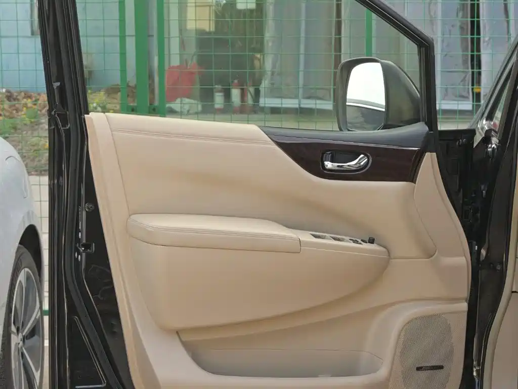 Nissan Quest 2015 — фото 17